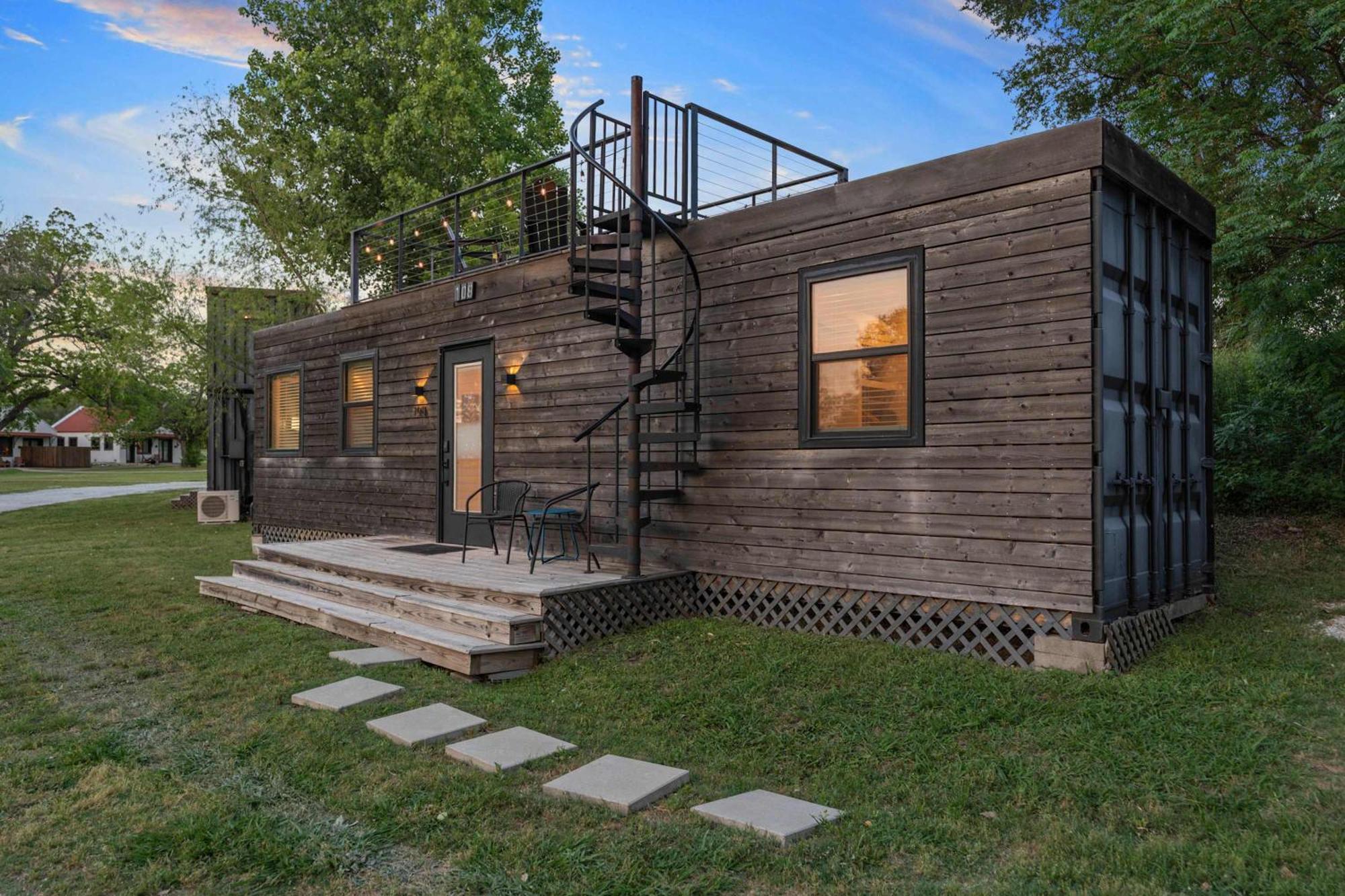 Container Home With Rooftop Views And Pickleball-Pecan Grove Беллмид Экстерьер фото